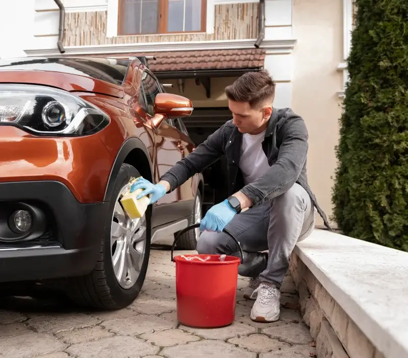 Lavage auto à domicile Saint-Clément-sur-Valsonne : professionnel intervenant sur un véhicule